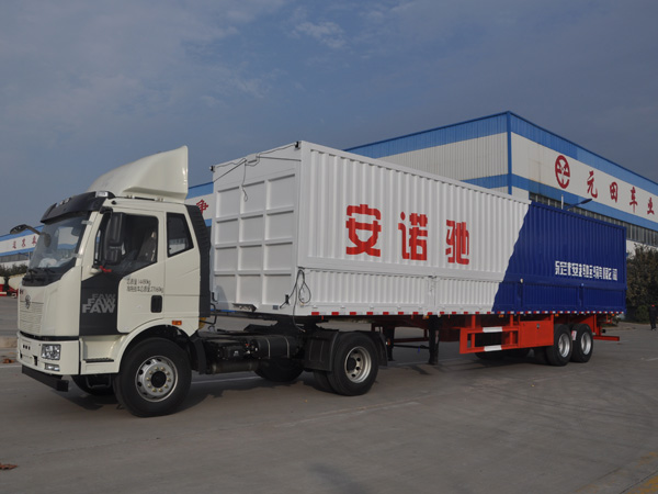 展翼廂式運(yùn)輸半掛車